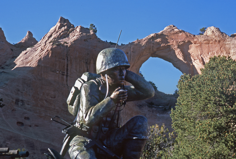 Window Rock, Code Talkers Monument
Statue réalisée par le fils d'un des encodeurs.
Keywords: Window Rock;Navajo Nation;code talkers;Navajos en Arizona;©photo Christine Prat