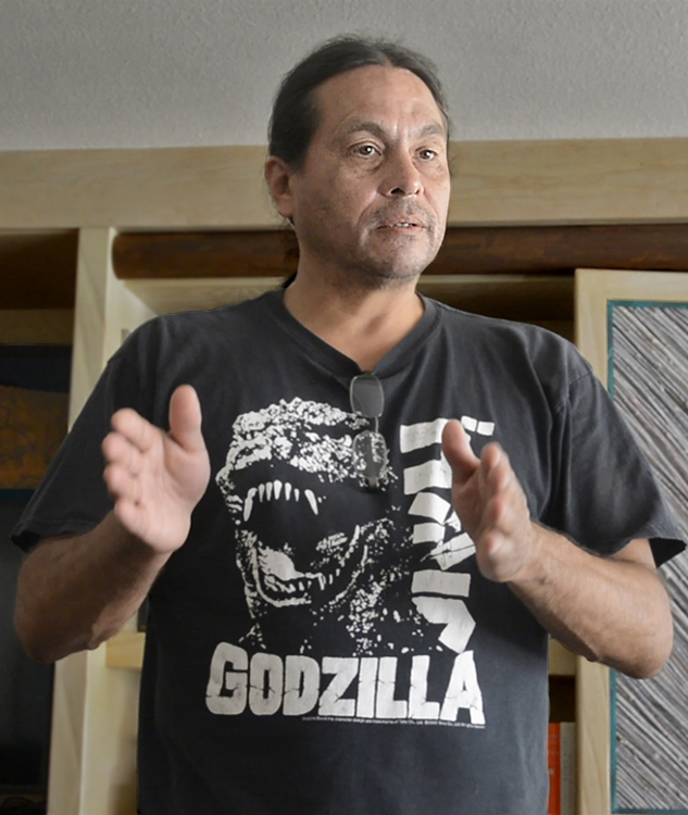 Ian Zabarte, Principal Man, West Shoshone, Nevada
Ian porte un t-shirt de Godzilla parce que c'est un monstre qui se nourrit d'énergie nucléaire
Keywords: Ian Zabarte;Shoshone du Nevada;lutte contre le nucléaire;Shoshone contre le nucléaire;photo ©christine prat