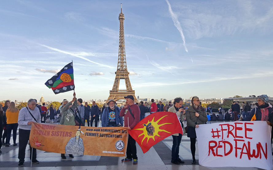 11 octobre 2019, Trocadéro
Solidarité 
(drapeaux Mapuche et Mohawk)
