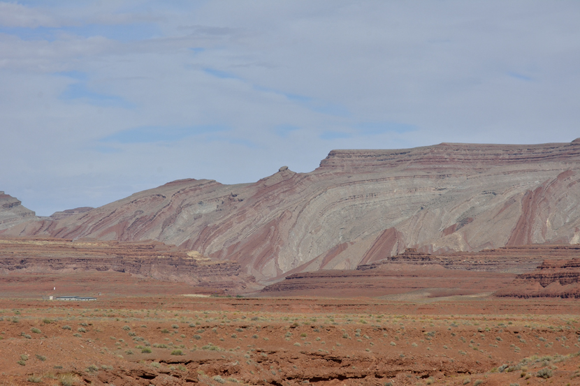 Mexican Hat, sud-est Utah...
Au pied de ces remarquables montagnes, un site de déchets nucléaires...
Keywords: utah;mexican hat;photo Christine Prat;©christine prat