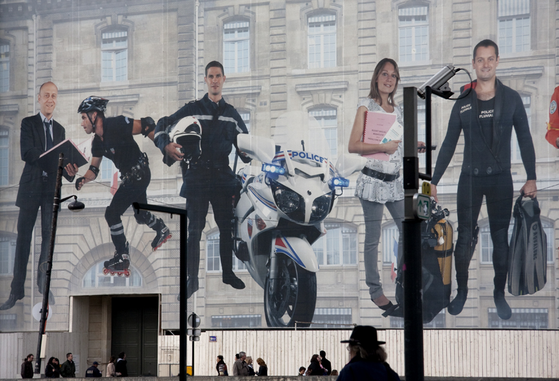 Paris, pub pour les flics/ad for the cops
