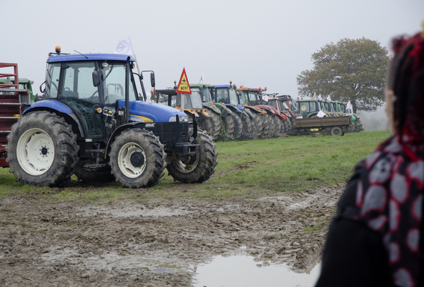 17 nov 2012, 400 tractors to support the demonstration/400 tracteurs pour soutenir la manif
